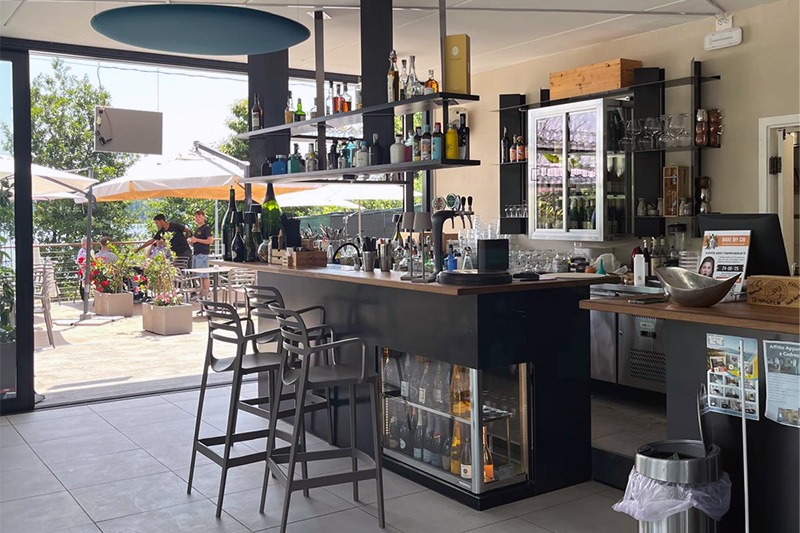 Bancone bar realizzato a Cadrezzate Varese su misura carpeteria metallica